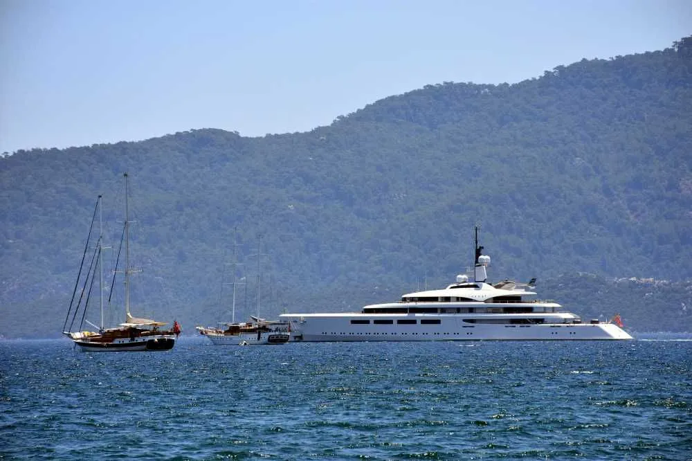 İsviçreli milyarderin dev yatı Marmaris'e demirledi