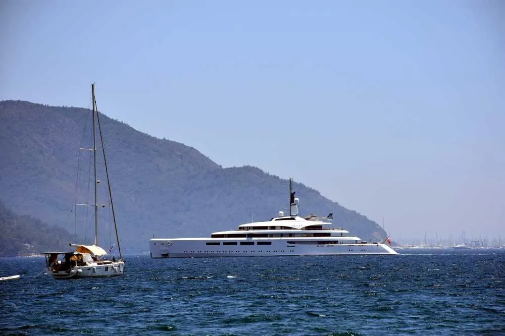 İsviçreli milyarderin dev yatı Marmaris'e demirledi