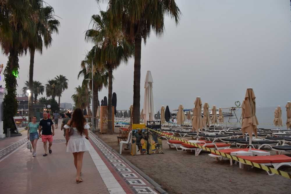 Marmaris ilçe merkezi duman altında kaldı
