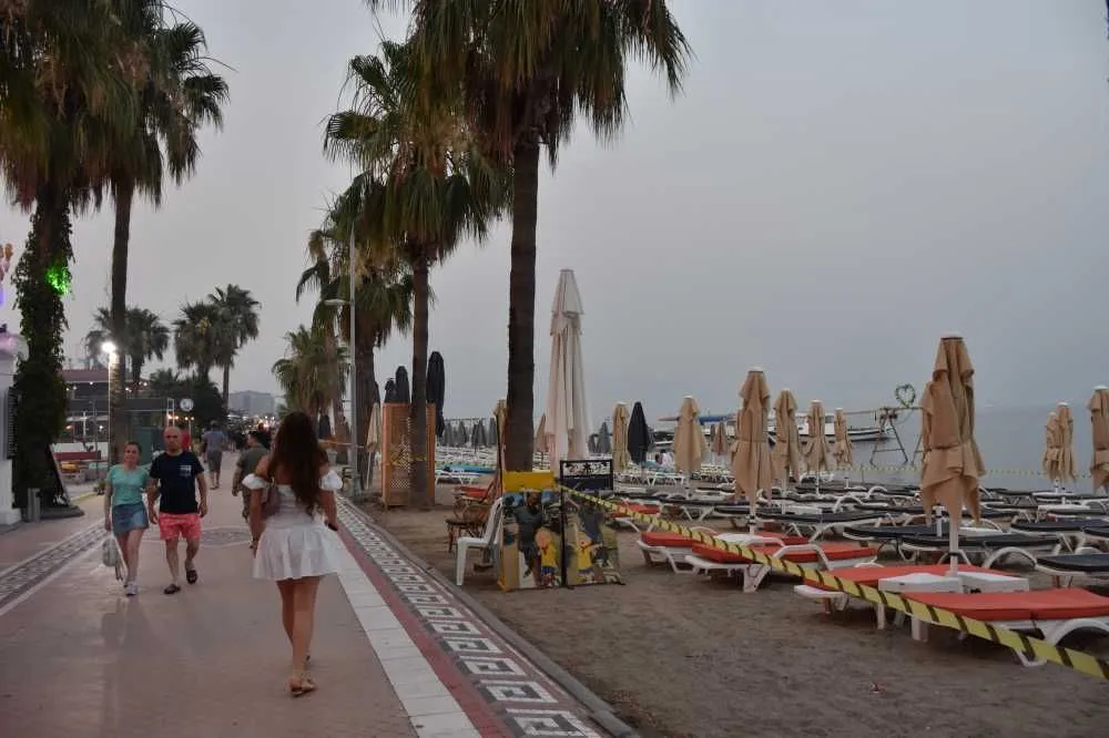 Marmaris ilçe merkezi duman altında kaldı