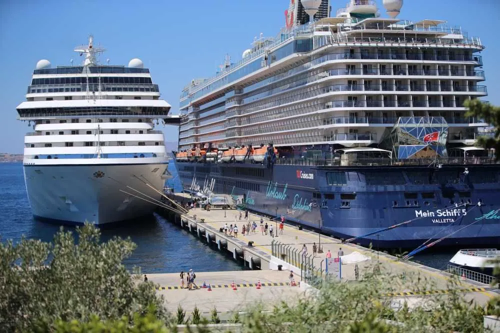 "Mein Schiff 5" ve "Riviera" Bodrum'a yanaştı