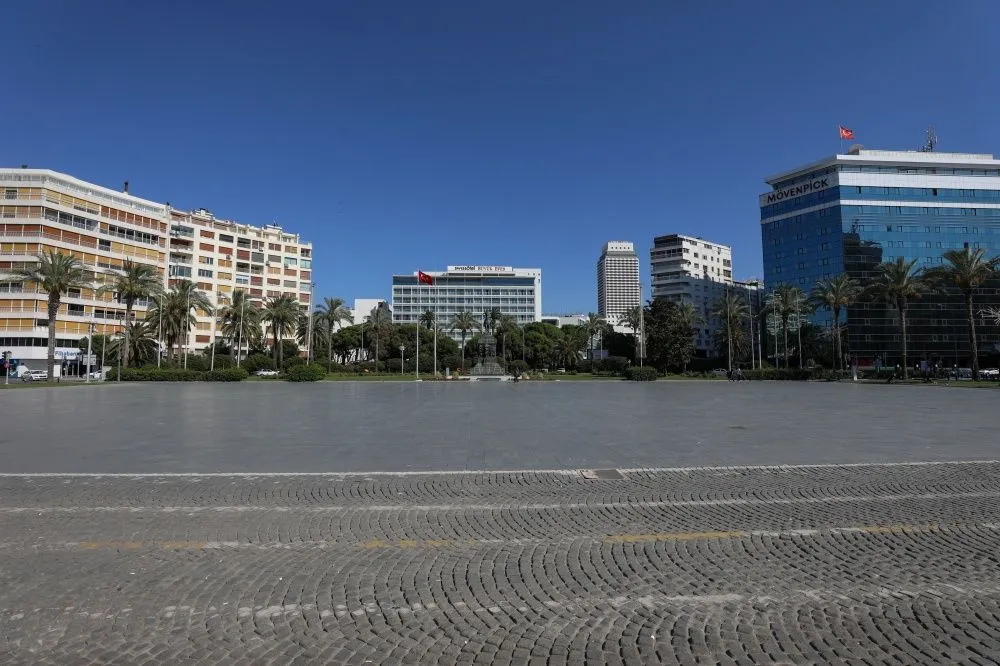 İzmir'de sıcaklar tavan yaptı, sokaklar bomboş kaldı