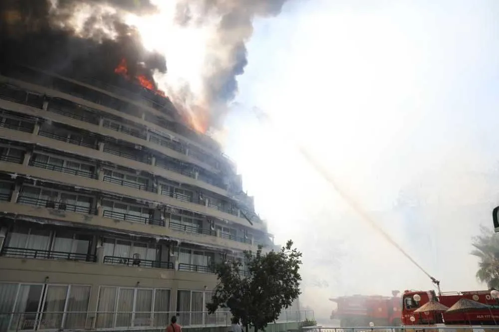 Yangının sıçradığı uygulama oteli zarar gördü