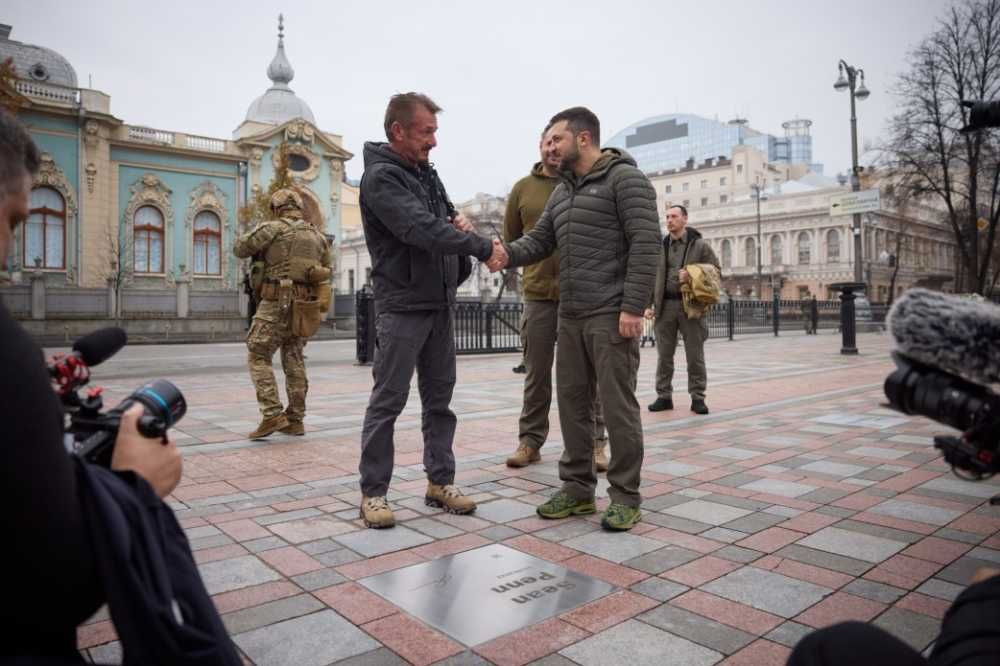 Sean Penn, Zelenskiy’e Oscar Ödülü hediye etti