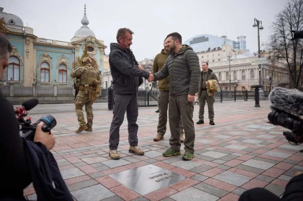 Sean Penn, Zelenskiy’e Oscar Ödülü hediye etti