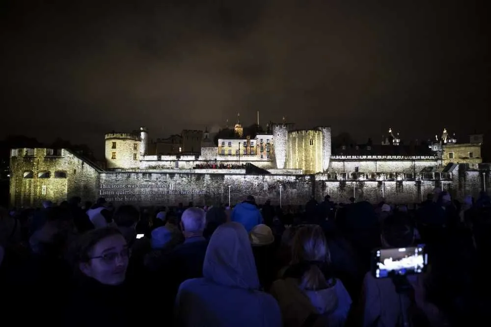 Londra'da nefes kesen ışık gösterisi