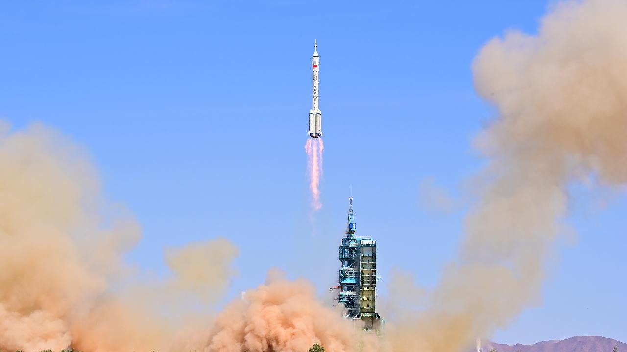 Çin, uzaya iki uydu gönderdi