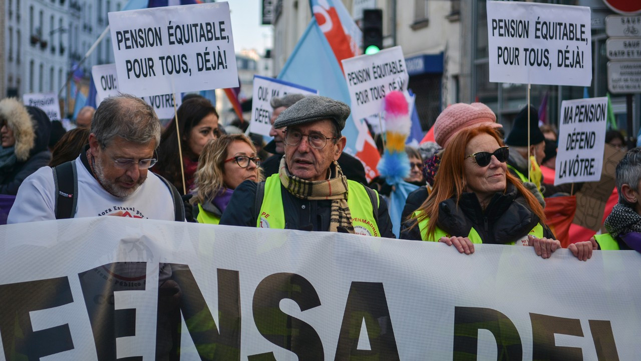 Paris'te emeklilik reformu karşıtı gösterilerde 71 gözaltı