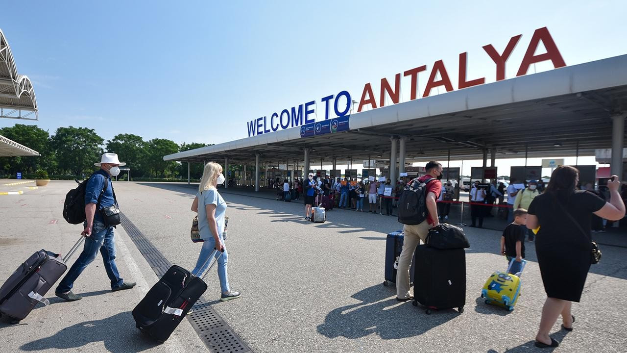 Antalya'ya ilk 5 ayda hava yoluyla 3,4 milyon turist geldi