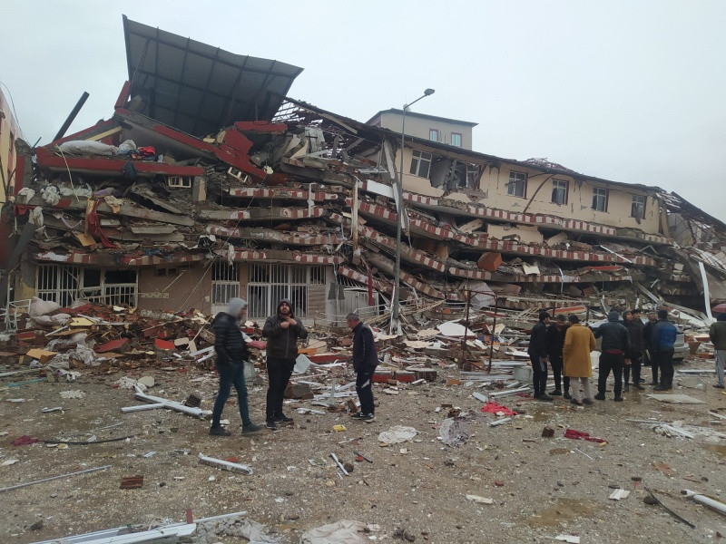 depremde Hatay'ın Reyhanlı ilçesinde bir otel çöktü.