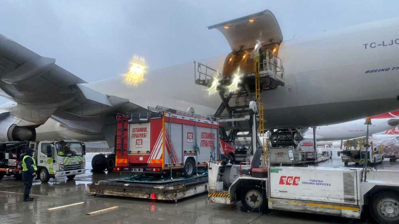 THY, Adana'ya itfaiye araçlarını uçakla taşıdı
