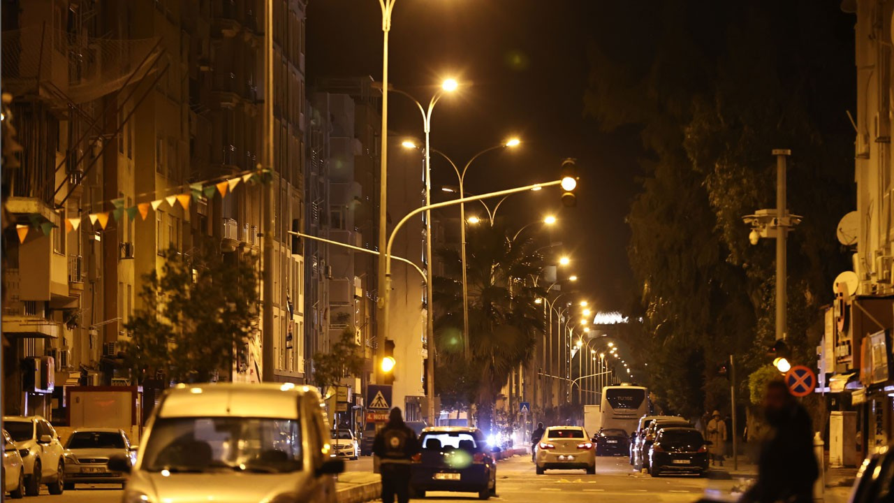 Depremden sonra sokak lambalarına elektrik verilmeye başlandı