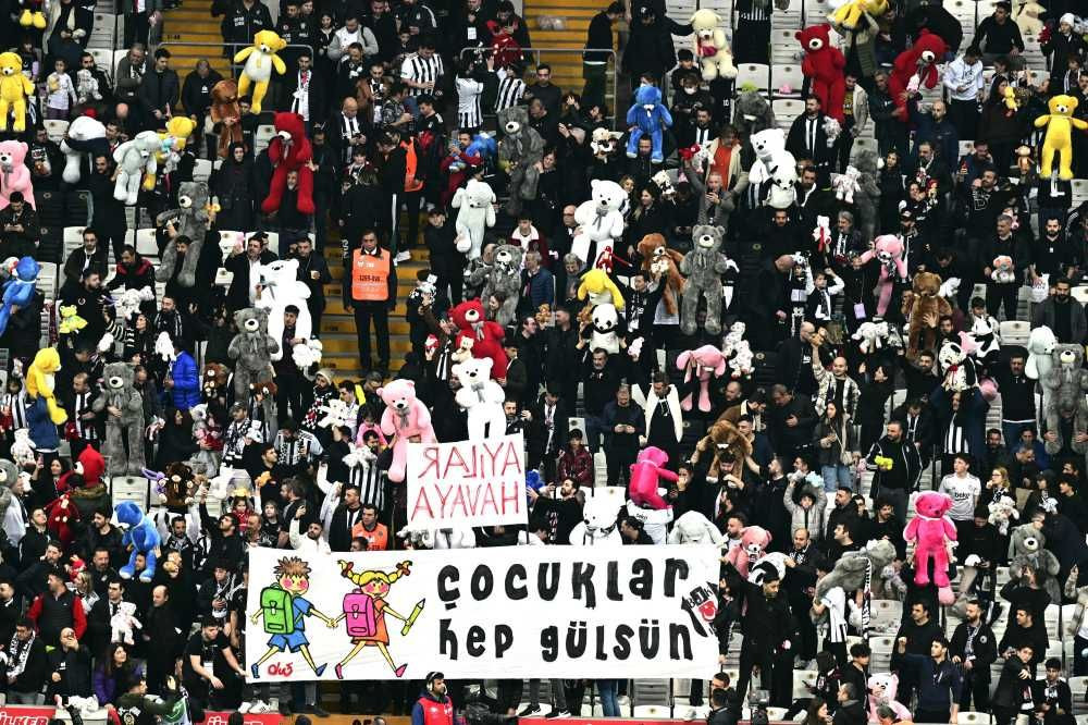 Beşiktaş taraftarı, depremzede çocukları unutmadı