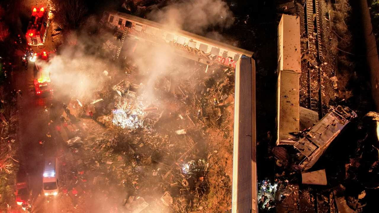Komşuda tren faciası: 38 ölü, 85 yaralı