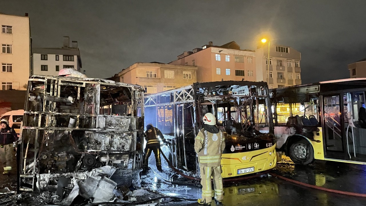Park halindeki 3 İETT otobüsü yandı