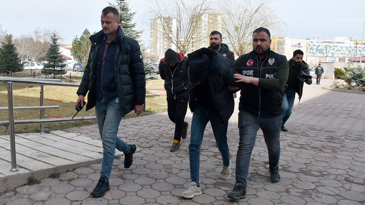 Sivasspor-Fiorentina maçında sahaya inen taraftarlar tutuklandı