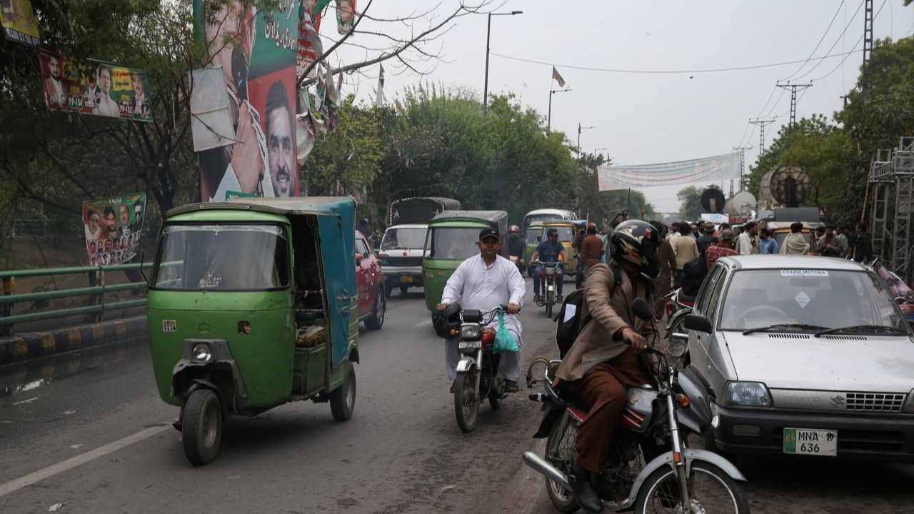 Pakistan'da İmran Han taraftarları ile polis arasında arbede