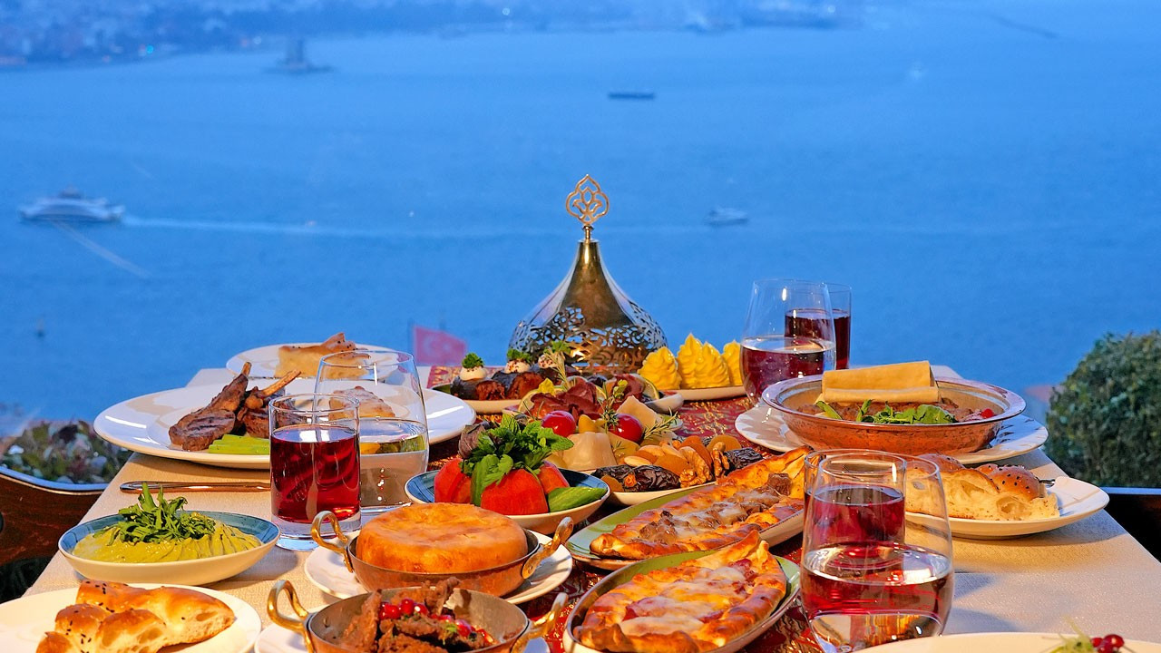 Izaka Terrace, Ramazan'da misafirlerini geleneksel lezzetlerden oluşan iftar menüsüyle ağırlıyor