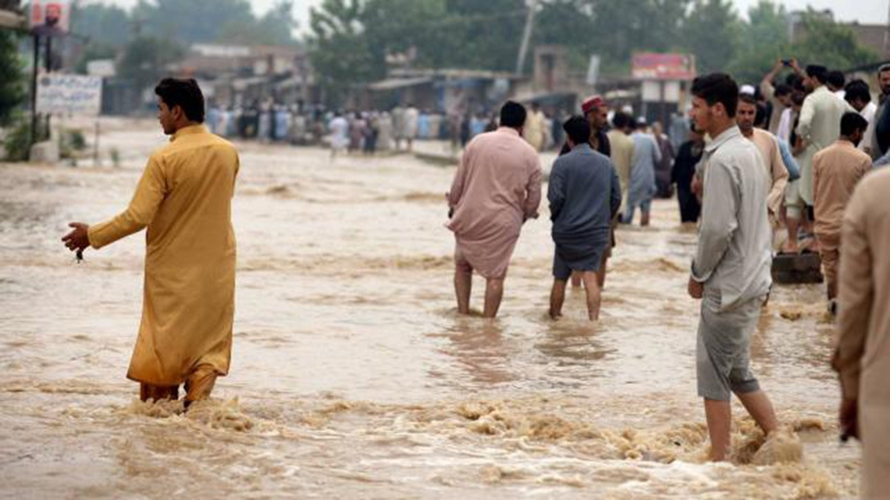 Pakistan'da şiddetli yağış etkili oldu: 10 ölü