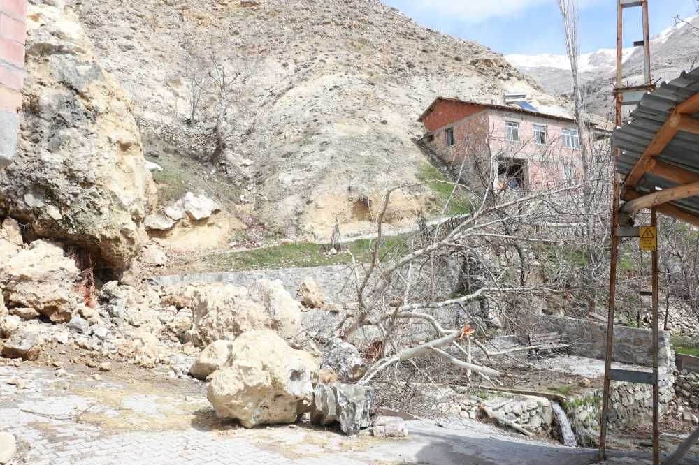 Adıyaman'da dağdan kopan dev kayalar evlere ağır hasar verdi