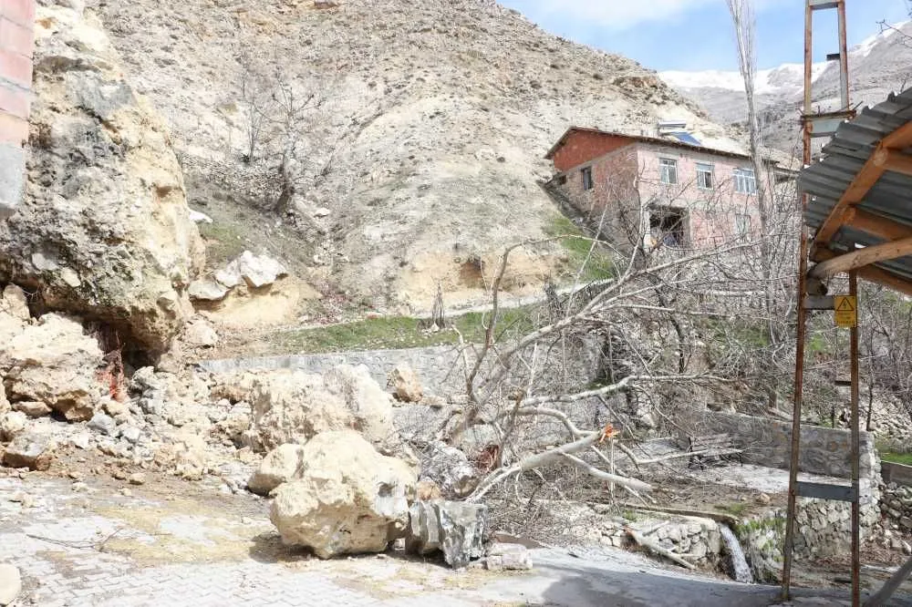 Adıyaman'da dağdan kopan dev kayalar evlere ağır hasar verdi