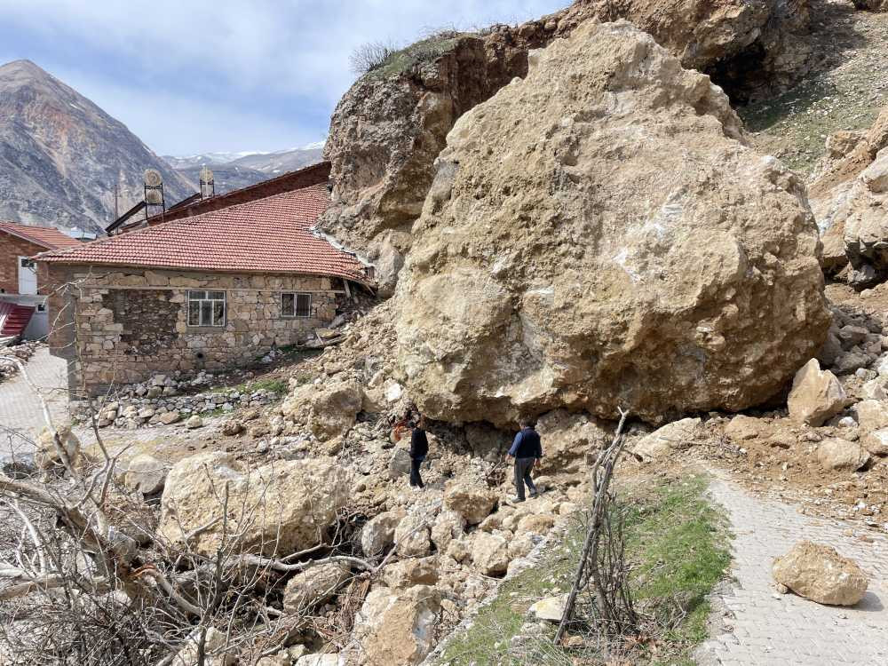 Adıyaman'da dağdan kopan dev kayalar evlere ağır hasar verdi
