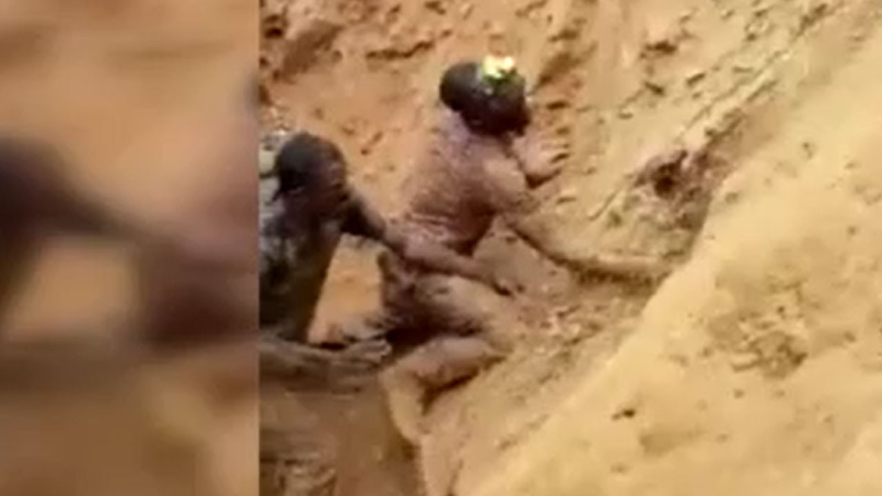 Toprak altındaki arkadaşlarını elleriyle kazarak kurtardılar