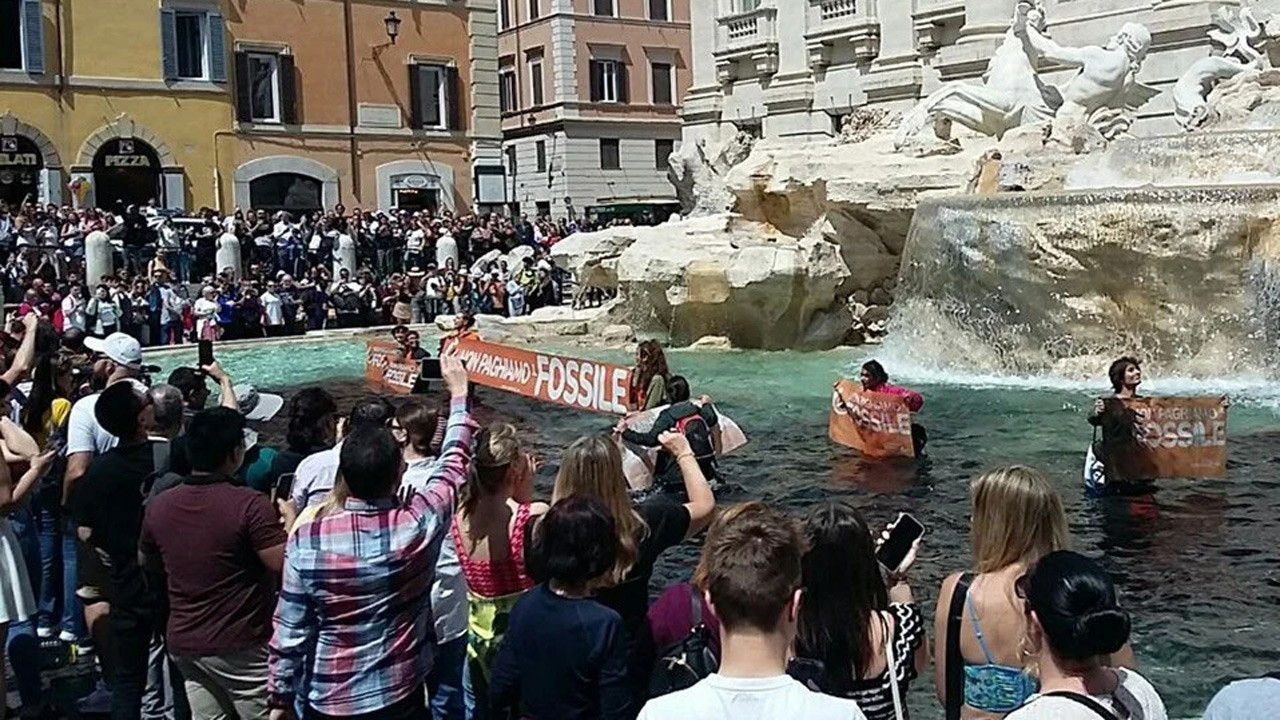 İklim aktivistlerinden Roma'da boyalı eylem