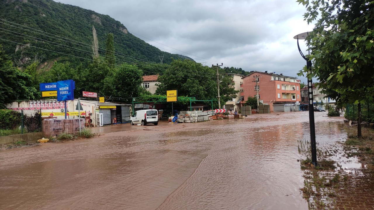 Cide'de şiddetli yağış sele neden oldu