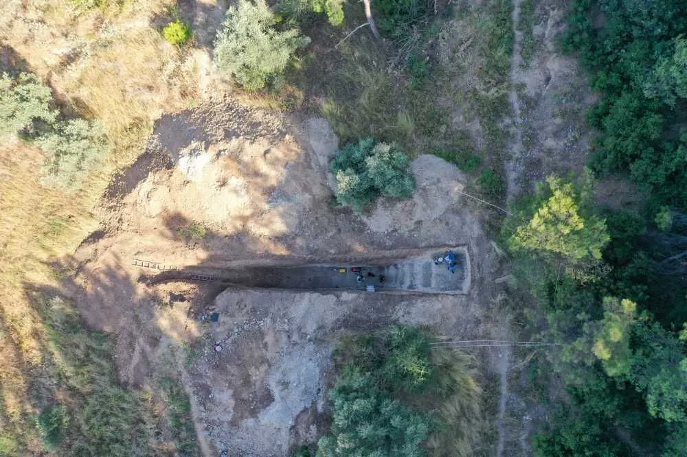 İzmir'de merak uyandıran deprem hendeği