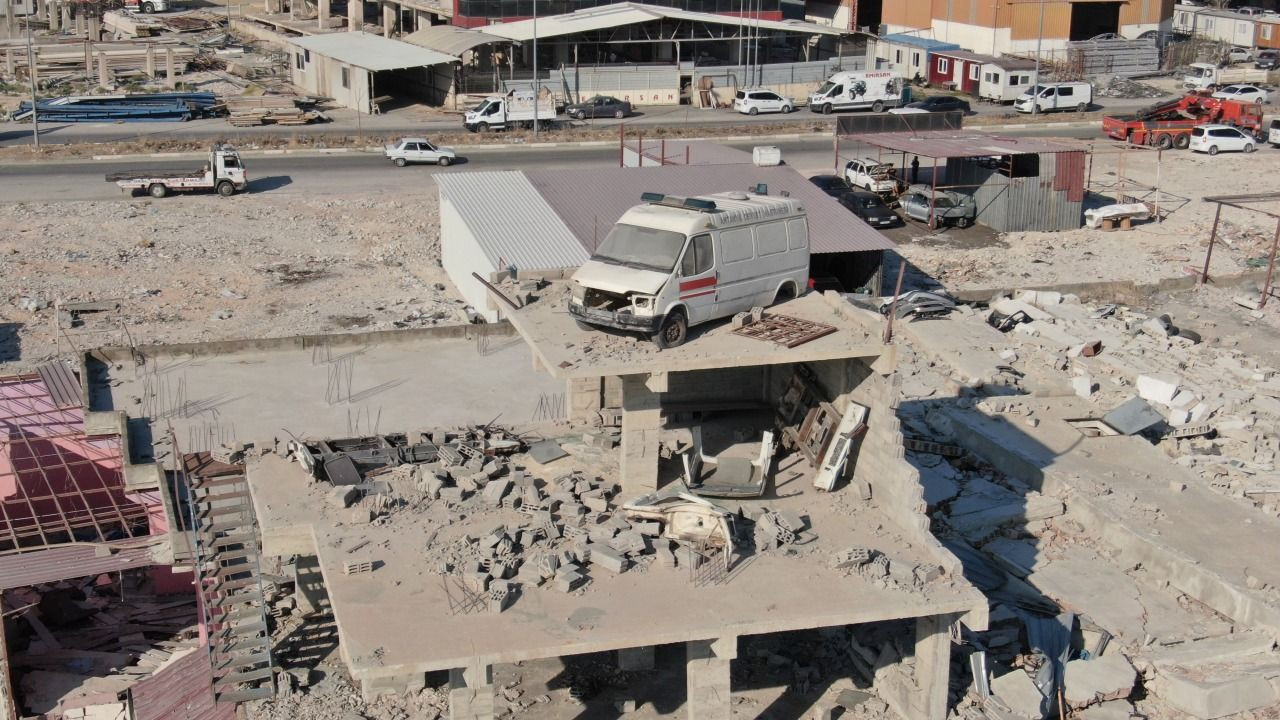 'Depremde her yer yıkıldı, 4. kattaki minibüs yerinden oynamadı' - Sayfa 2