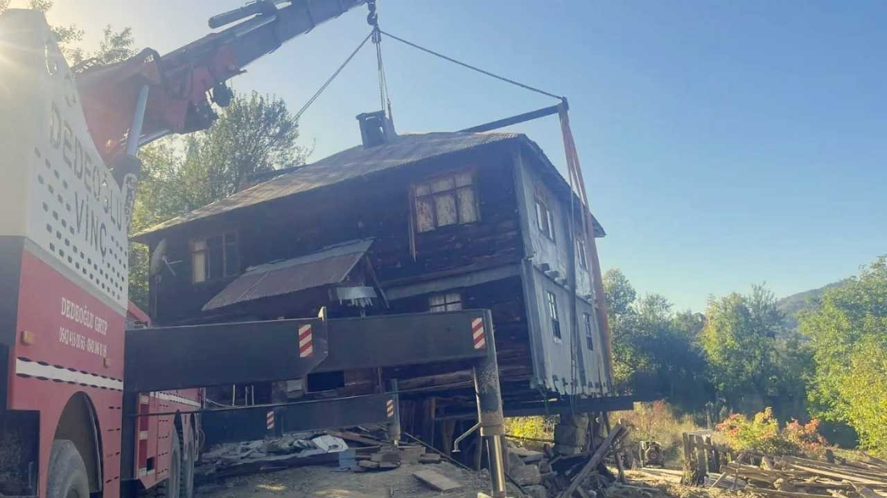 Baba evini yıkmaya kıyamayıp vinçle taşıdılar