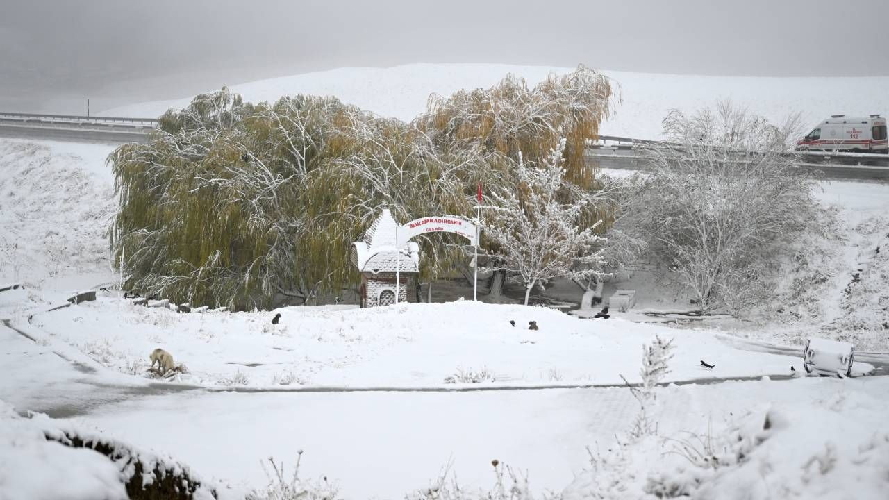 Meteoroloji'nin uyarılarının ardından kar yağışı başladı: 15 santimetreye ulaştı