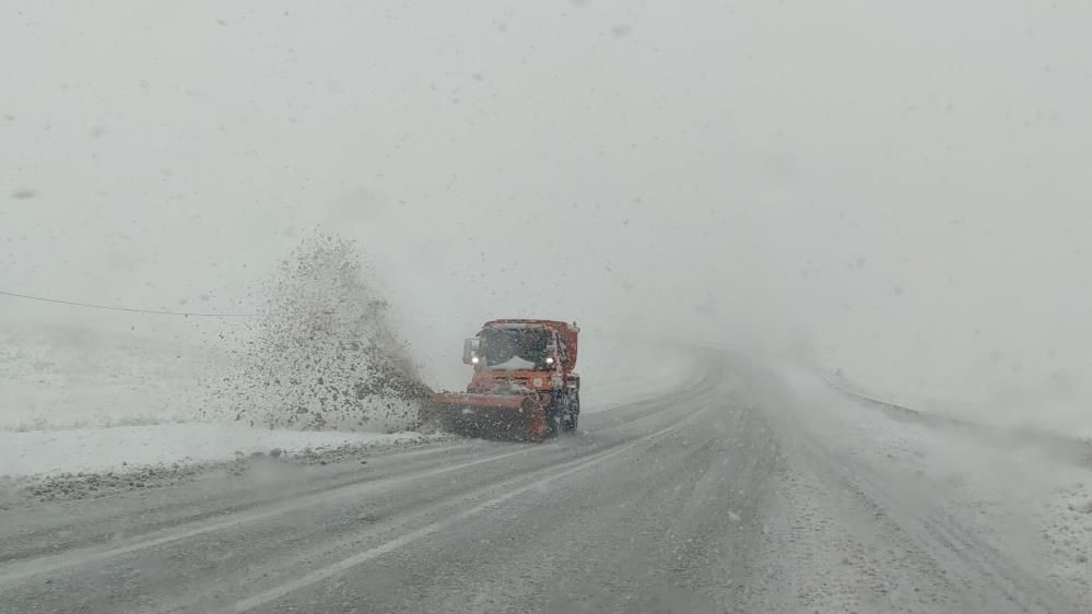 Meteoroloji'nin uyarılarının ardından kar yağışı başladı: 15 santimetreye ulaştı