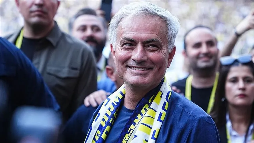 Fenerbahçe'de ayrılık rüzgarları... Mourinho, 6 futbolcunun biletini kesti