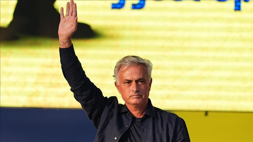 Fenerbahçe'de ayrılık rüzgarları... Mourinho, 6 futbolcunun biletini kesti