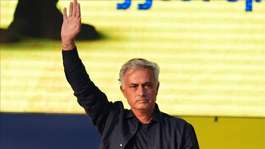 Fenerbahçe'de ayrılık rüzgarları... Mourinho, 6 futbolcunun biletini kesti