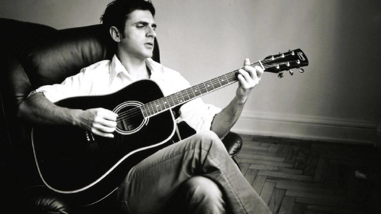 Teoman'ın 30 yıllık gitarı, müzayedede satıldı: 466 bin TL