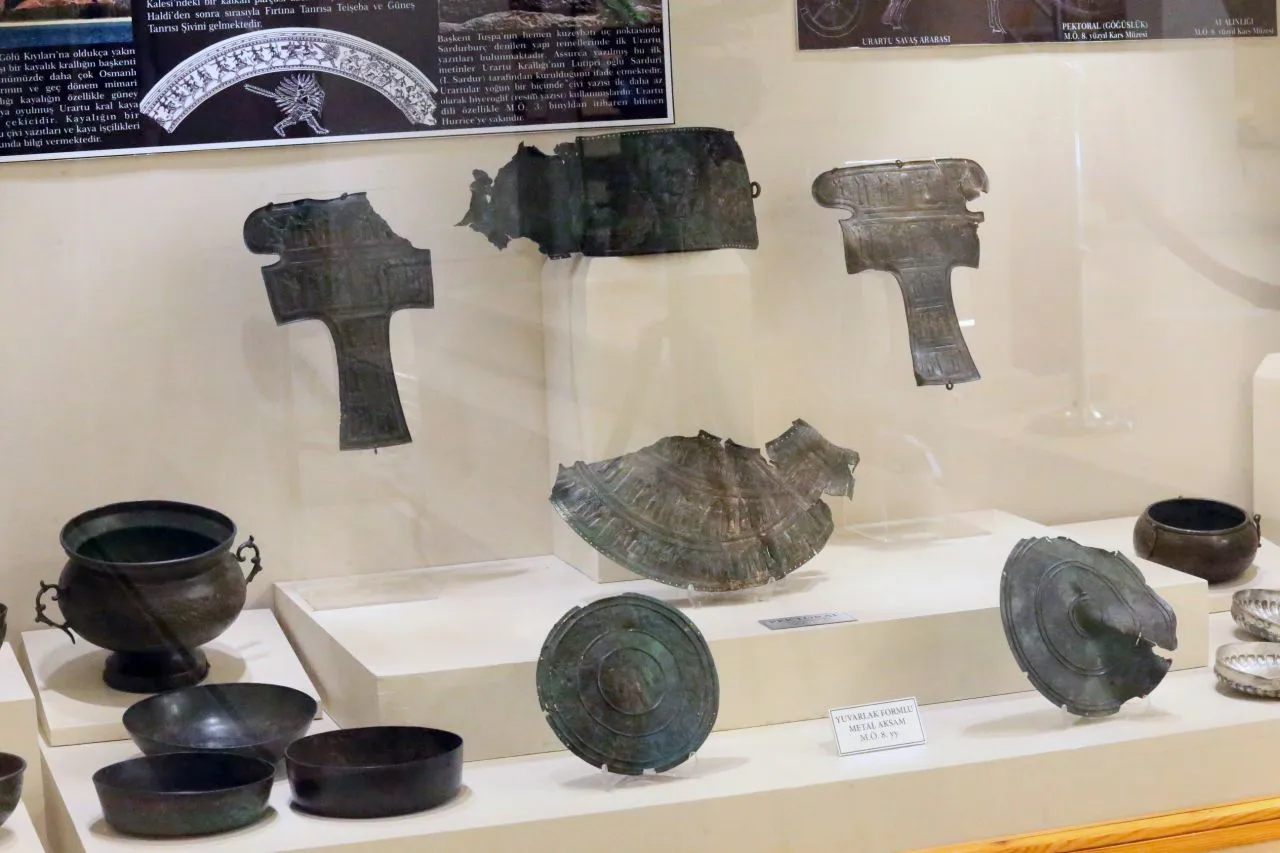 Kaçakçılardan kurtarılan Urartu eserleri Kars'ta sergileniyor