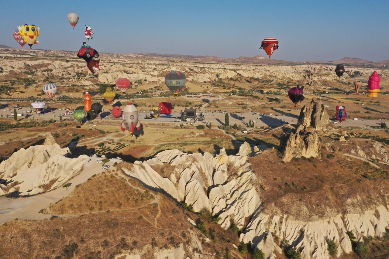 18 ülkenin sıcak hava balonları Kapadokya'da renkli görüntüler oluşturdu