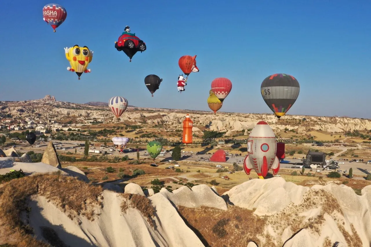 18 ülkenin sıcak hava balonları Kapadokya'da renkli görüntüler oluşturdu