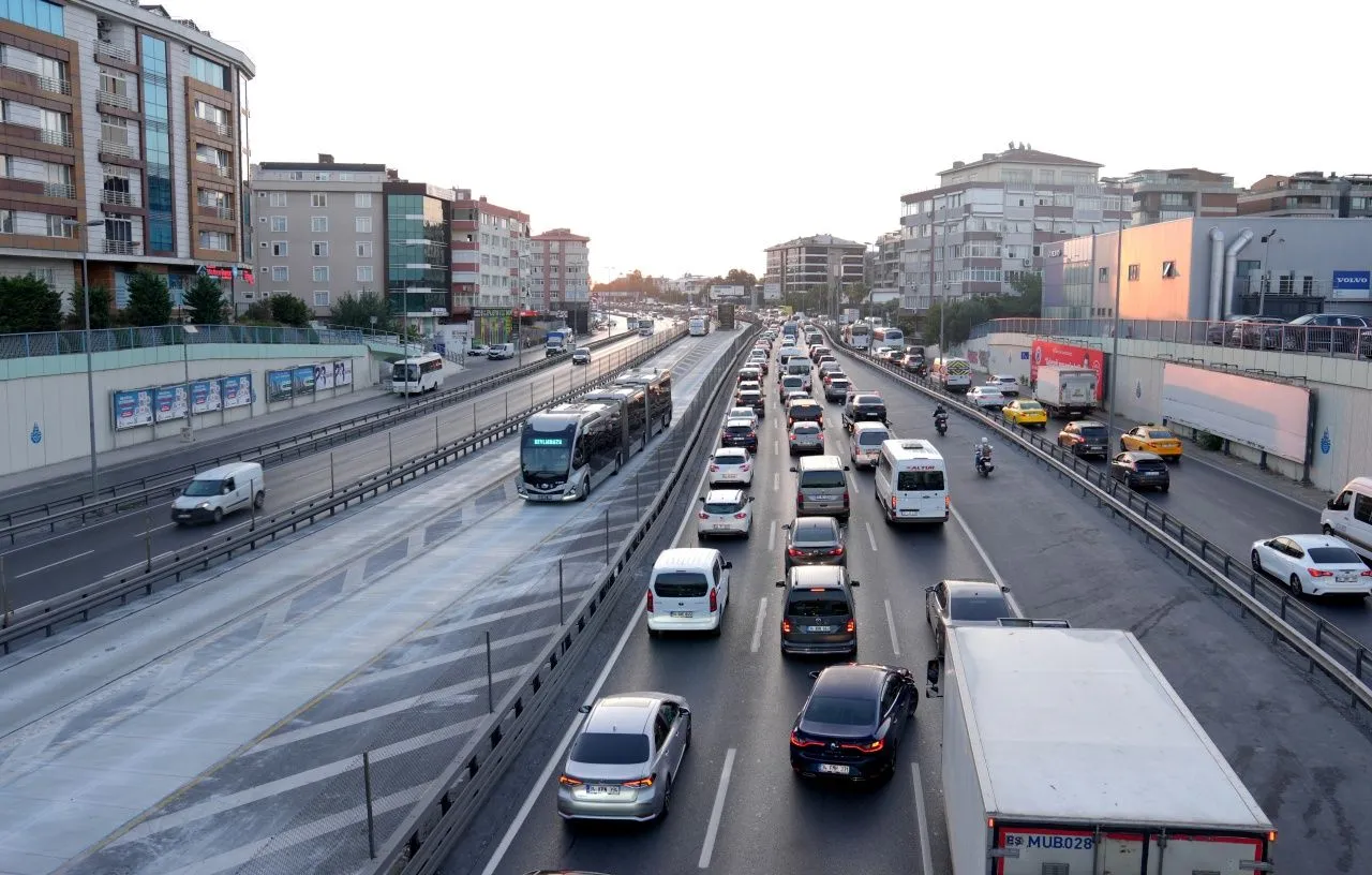 3 günlük çalışma sona erdi: Metrobüs durağı kullanıma açıldı
