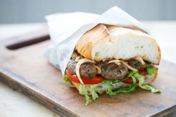Masterchef ekmek arası köfte tarifi! Ekmek arası köfte nasıl yapılır? Ekmek ve köfte tarifi