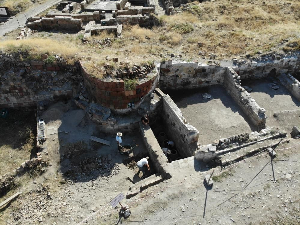 Kars'ta Selçuklu dönemine ait erzak deposu ortaya çıkarıldı
