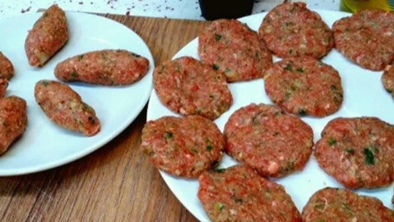 Böyle pişirilen köfte asla sönmüyor. İç harcına sadece 1 adet ekleyip yoğurun