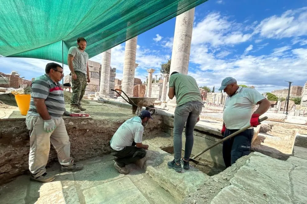 İlk Efes mi? İzmir'de bulundu, tam 1800 yıllık! Romalı gladyatörün lahiti bulundu