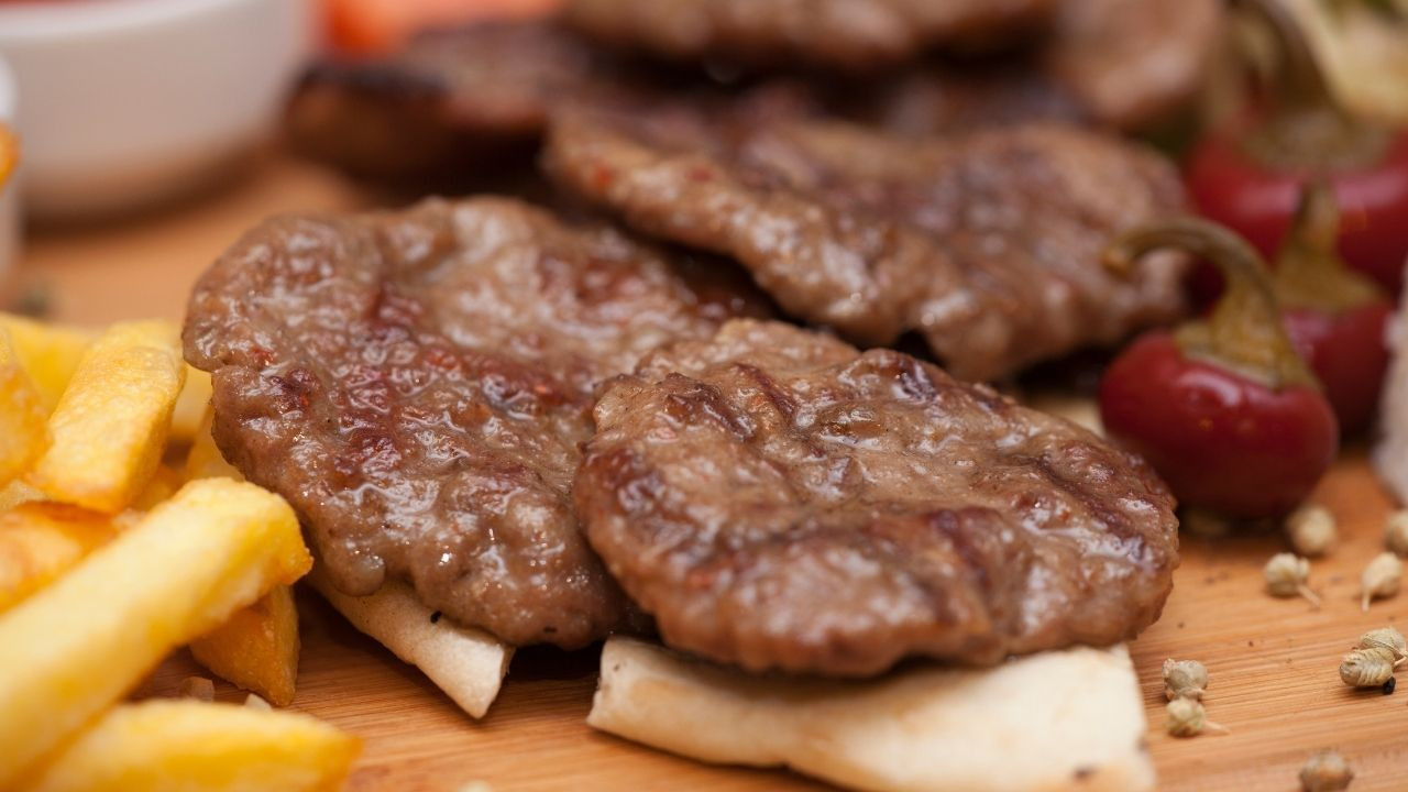 Çiftlik sahibi her şeyi anlattı: Yaban domuzu eti kullanıyorlar!