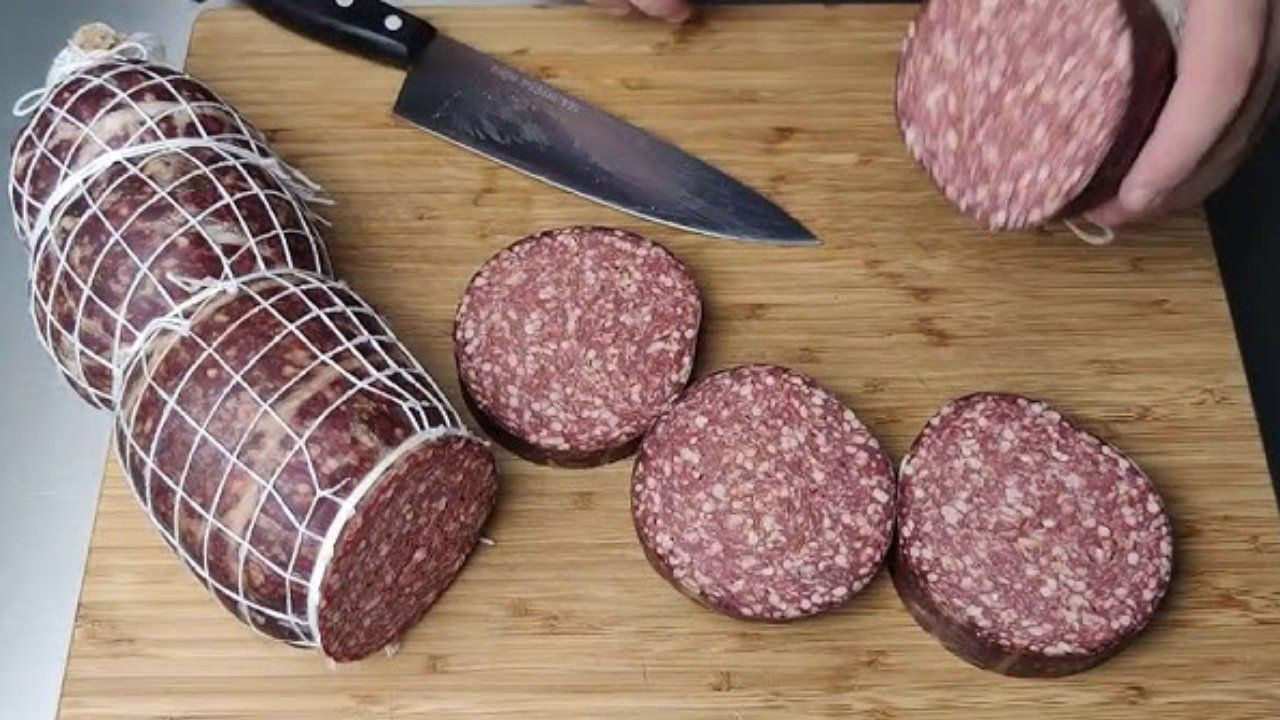 Marketten almaya son verin. Kendi mutfağınızda bu tarifle sucuk yapmak çok daha sağlıklı