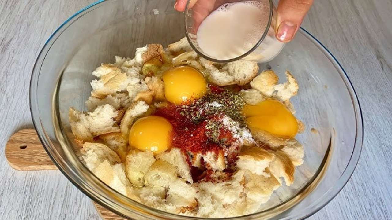 Bayat ekmekten sadece beş dakikada 1 tepsi börek yapabilirsiniz; Şipşak hazırlanıyor...