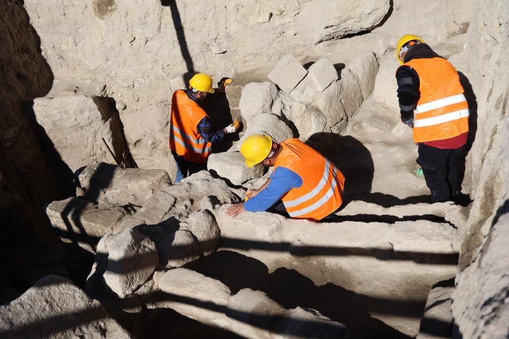 Kapadokya'da trafiğe kapatılan yolun altından toplu mezar çıktı